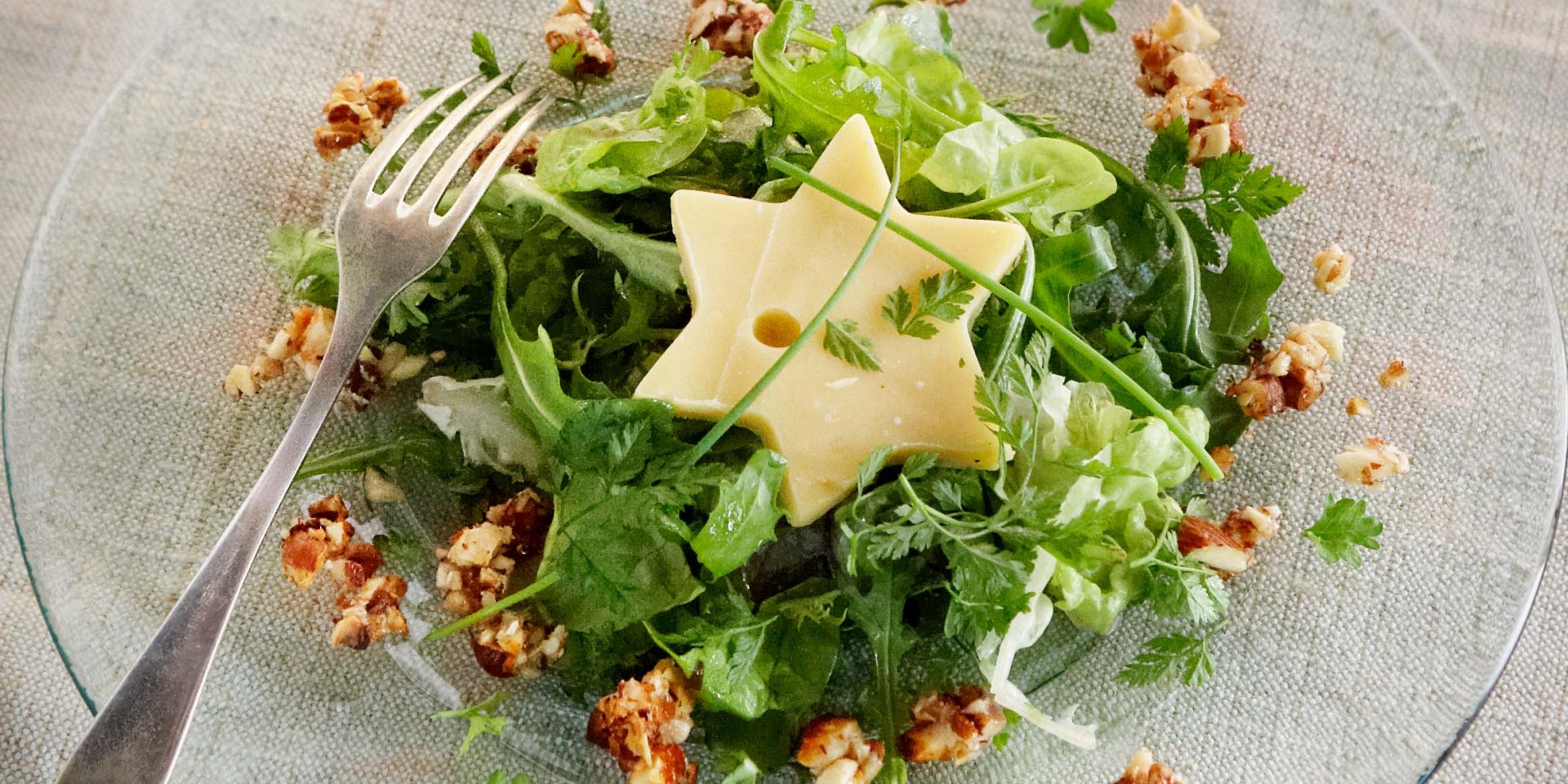Groene salade met kaassterren en honing-notencrunch