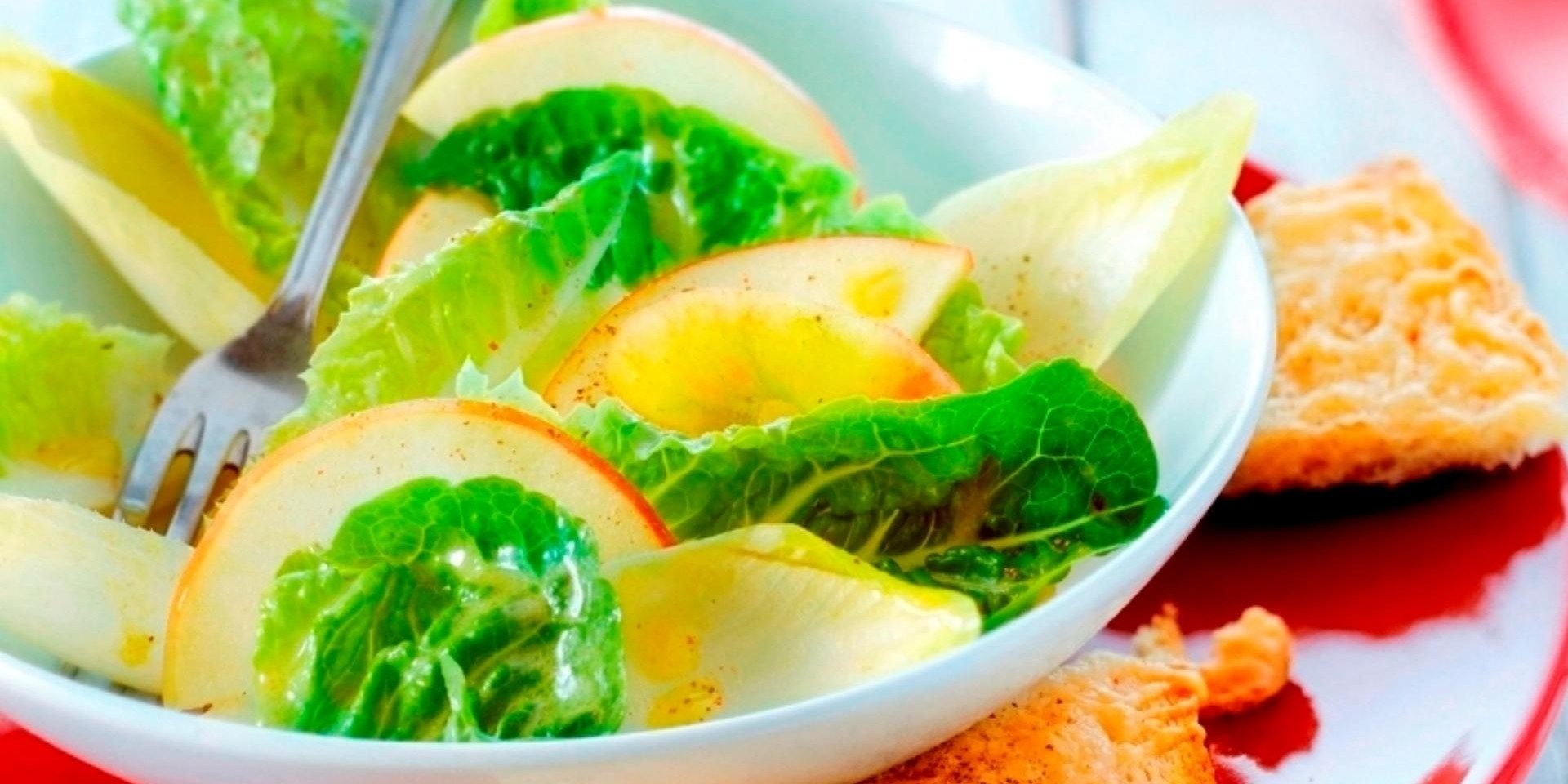 Groene salade met warme Zwitserse kaascroutons