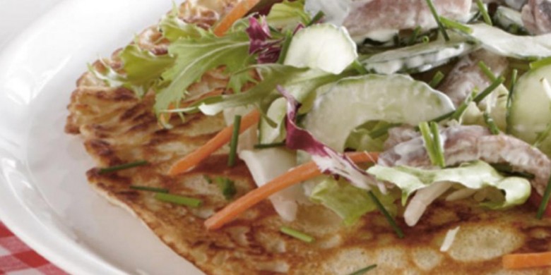 Hartige pannenkoek met haring en komkommer