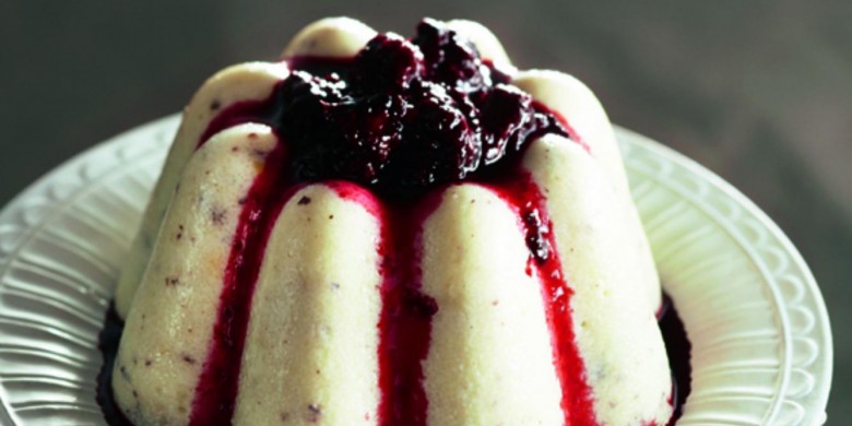 Hazelnoot-griesmeelpudding met warme bramensaus