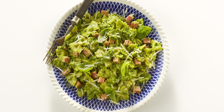 Farfalle met spinaziepesto en ham