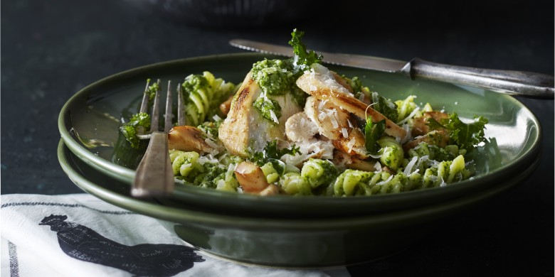 Fusilli met boerenkoolpesto en gegrilde kip