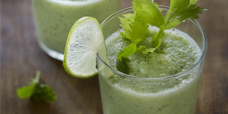 Komkommer-selderijsmoothie met munt