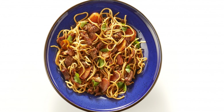 Mie met geroerbakte karbonade en wortel