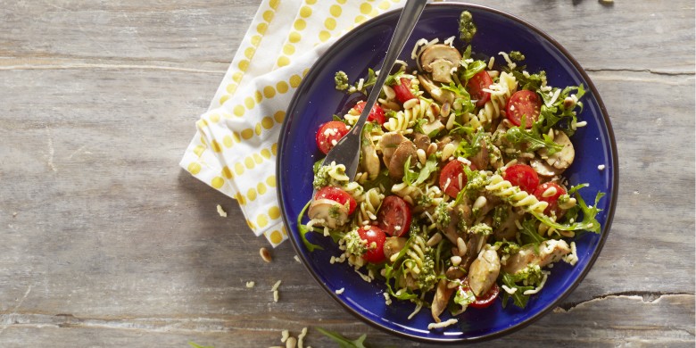 Pastasalade met kip en paddenstoelen