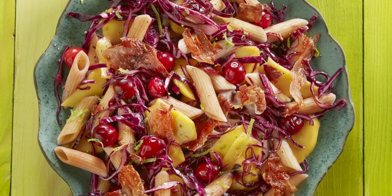Pastasalade met rodekool, mango en krokante ham