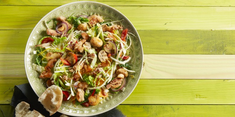 Warme salade met kool en kip