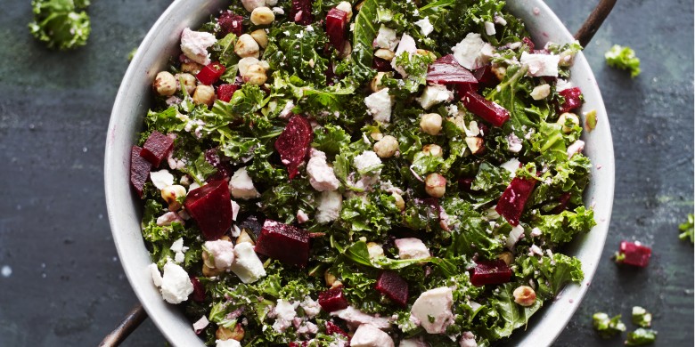 Winterse boerenkoolsalade met bietjes en hazelnoten