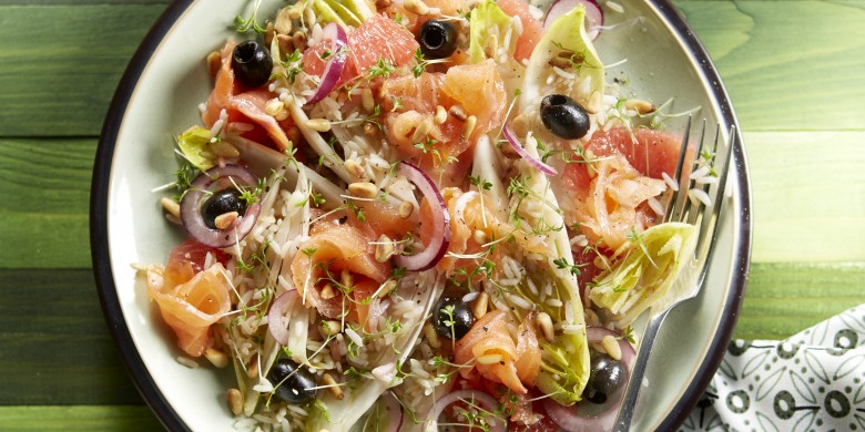 Witlofsalade met rijst, grapefruit en gerookte zalm