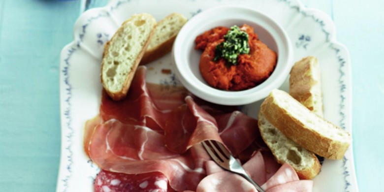 Italiaanse vleeswarenschotel met gegrilde tomatensalade