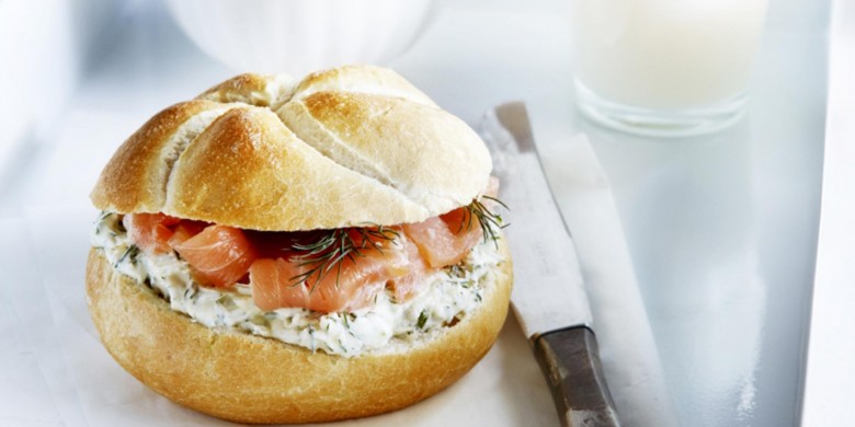 Kaiserbroodje met dillemascarpone en gerookte zalm