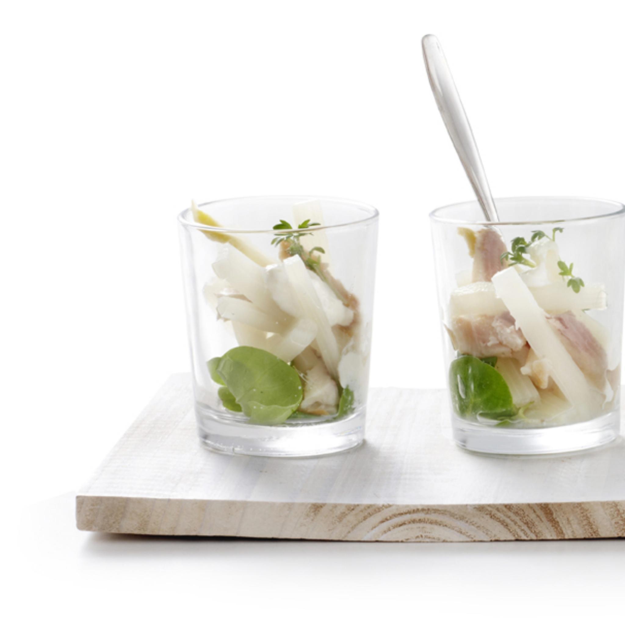 Amuse van witte asperge met gerookte forel