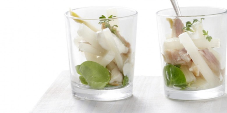 Amuse van witte asperge met gerookte forel