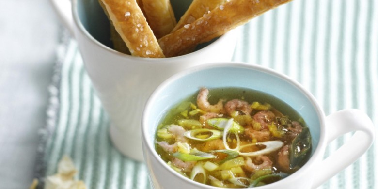 Kerriebouillon met Hollandse garnalen en zeezoutstengels