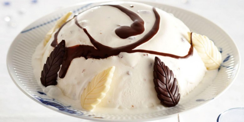 Kerstijstaart met warme chocoladesaus