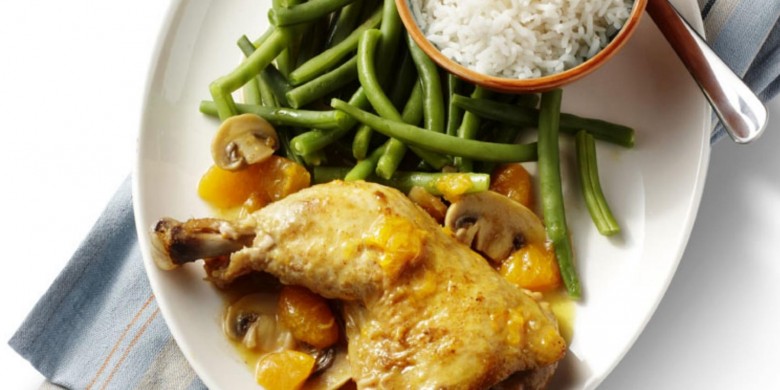 Kippenbouten met sinaasappel-champignonsaus, rijst en bonen