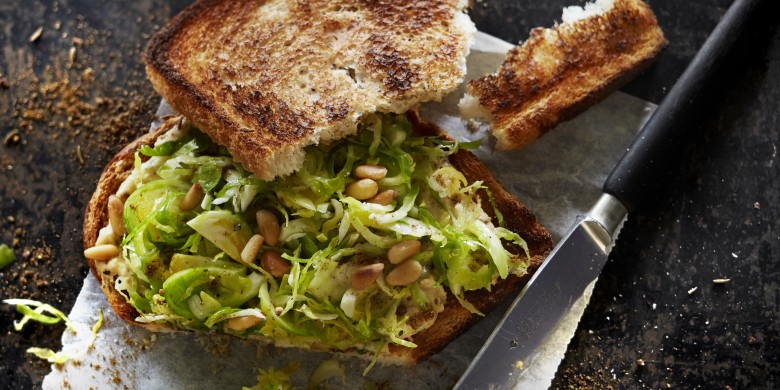 Spruitensandwich met hummus en koriander