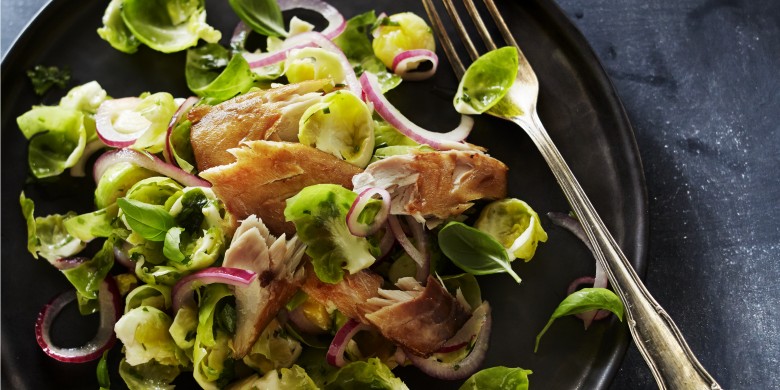 Salade van gemarineerde spruitjes met makreel en groene kruiden
