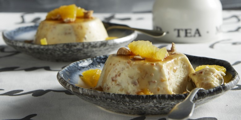 Hazelnoten-panna cotta met sinaasappel en karamelsaus
