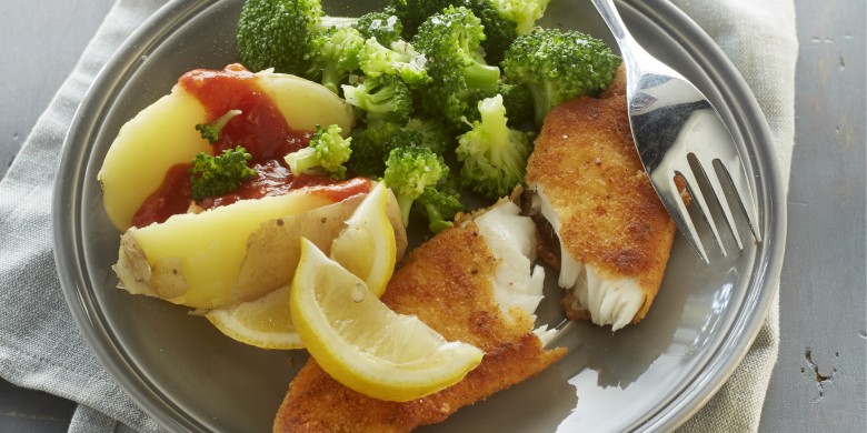 Pittige visschnitzel met gepofte aardappel
