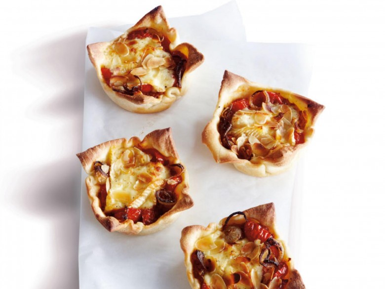 Minitaartje met zoete tomaatjes en brie