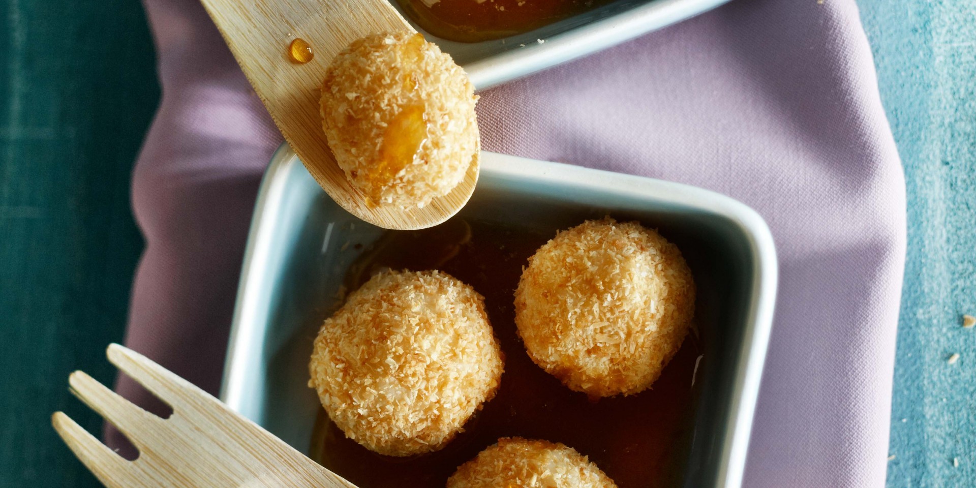 Kokosrijstballetjes met limoensaus