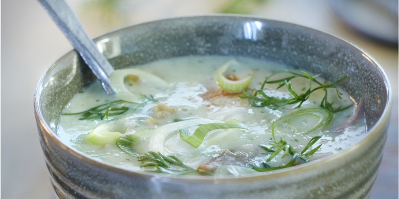 Komkommer-dillesoep met forel