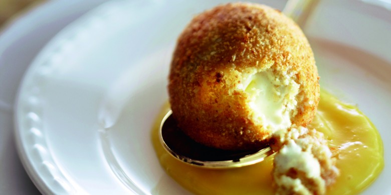 Krokante ijsbol met mangoroom