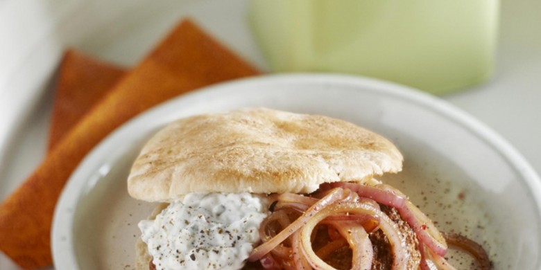 Kruidenburger met rode ui en munttopping