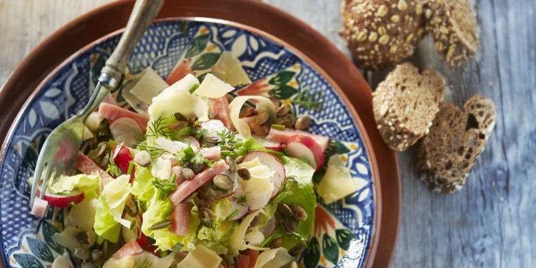Kruidensalade met radijs, beenham en oude kaas