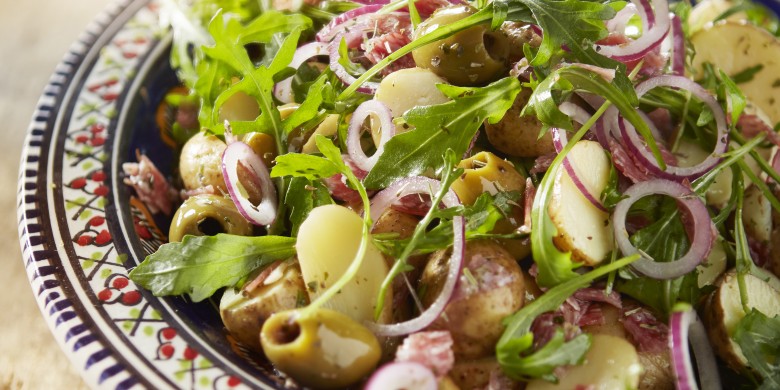 Lauwwarme aardappelsalade met salami en olijven
