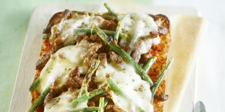 Mediterrane broodpizza met runderreepjes en mozzarella