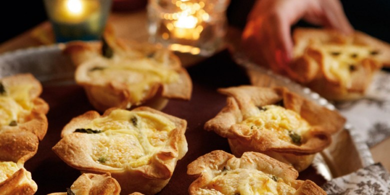 Miniquiche met groene asperges en sesam