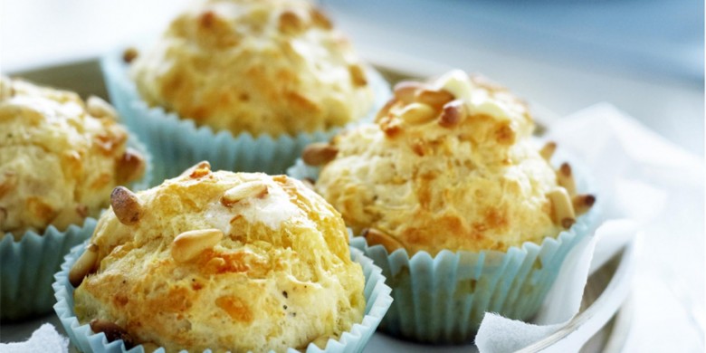 Muffins met oude kaas en pijnboompitten