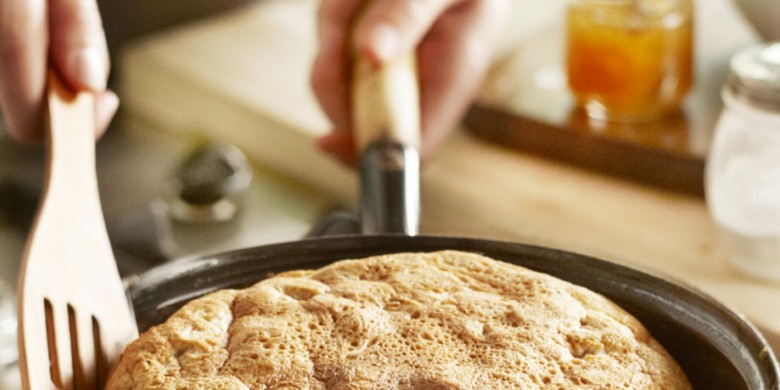 Ontbijtomelet met witbrood en jam