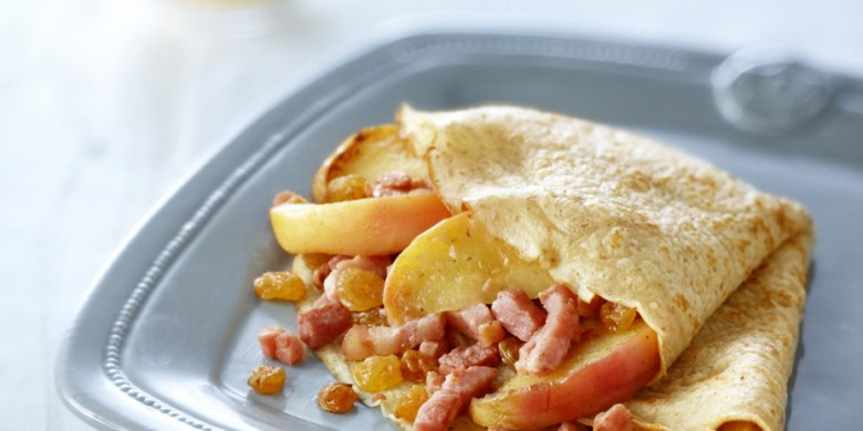 Pannenkoek gevuld met spek en appel