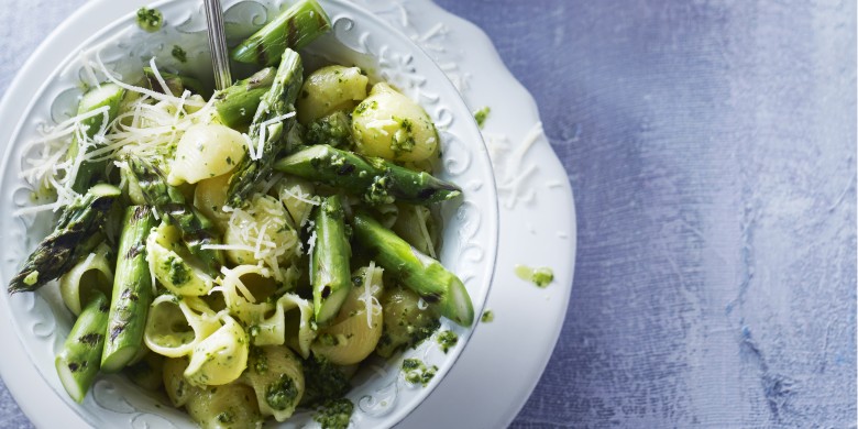 Pastaschelpjes met pesto en groene asperges
