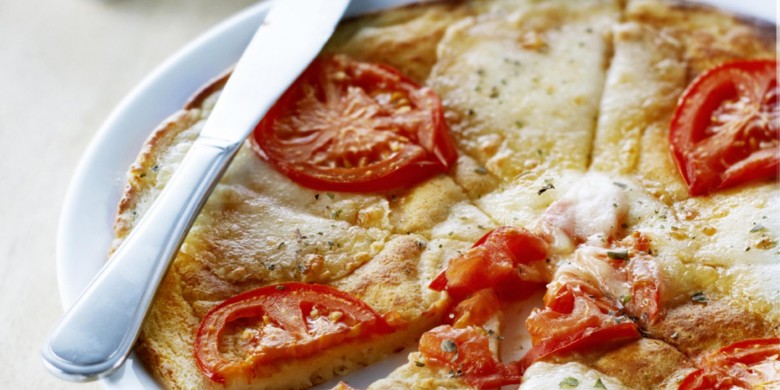 Pizzapannenkoek met mozzarella en tomaat