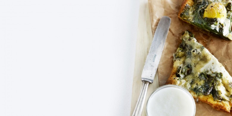 Plaattaart met verse spinazie, spiegelei en blauwe kaas