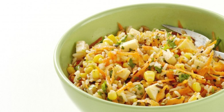 Rijstsalade met kaas, maïs en wortel