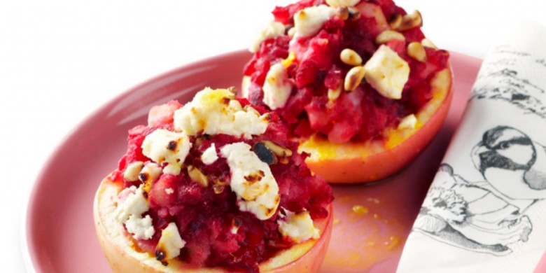 Rode bietenpuree met geitenkaas in een halve appel