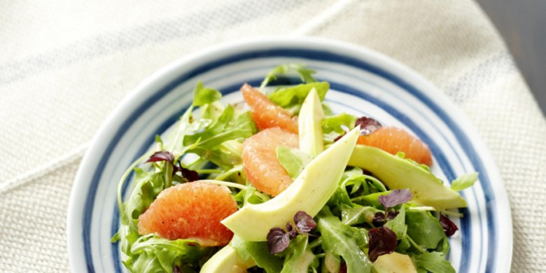 Salade met avocado en rode grapefruit