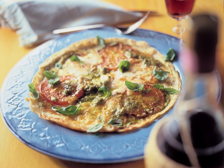 Pannenkoek met pesto, tomaat en mozzarella