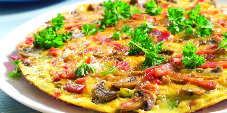 Paprika-omelet met ham en champignons 