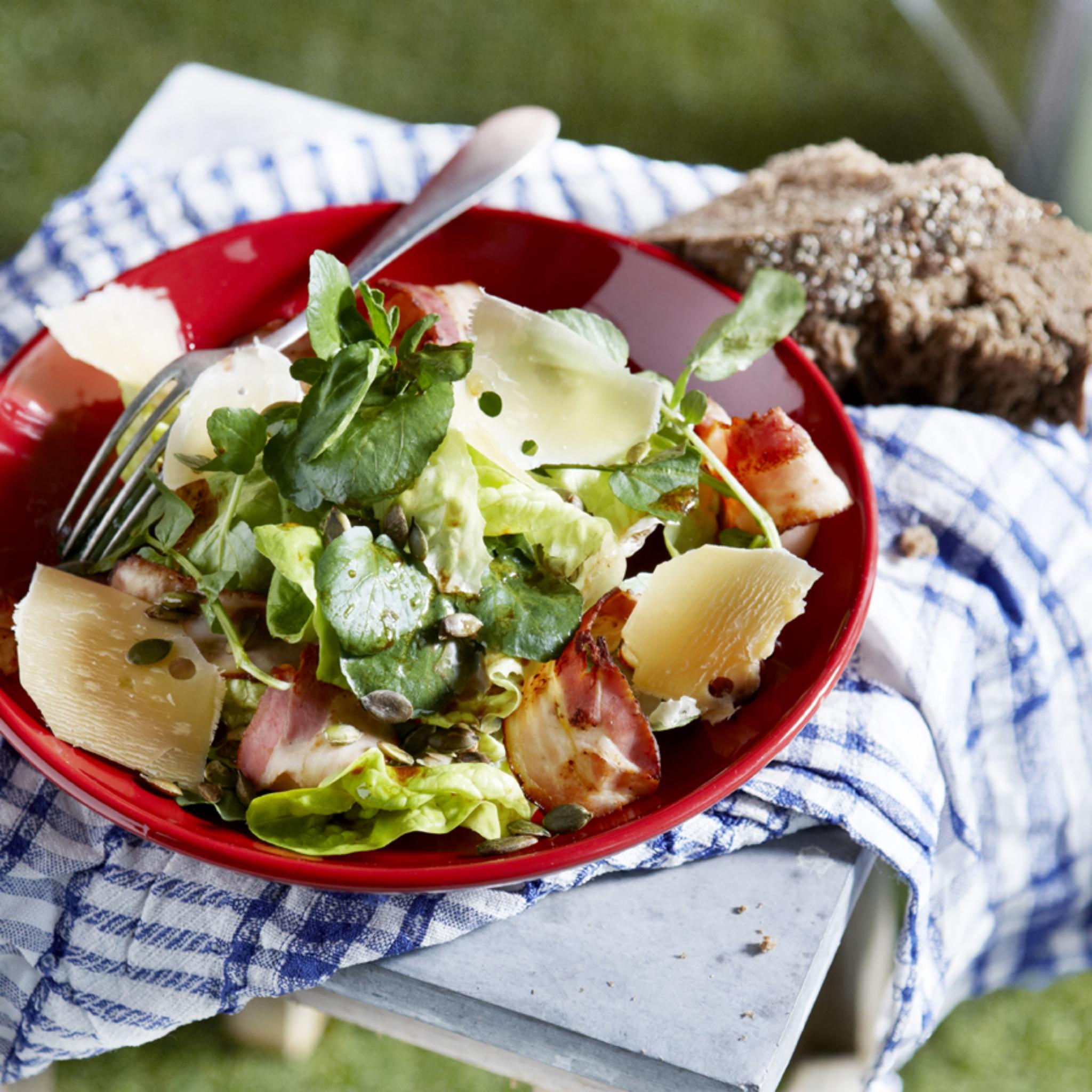Salade van botersla, waterkers en overjarige boerenkaas