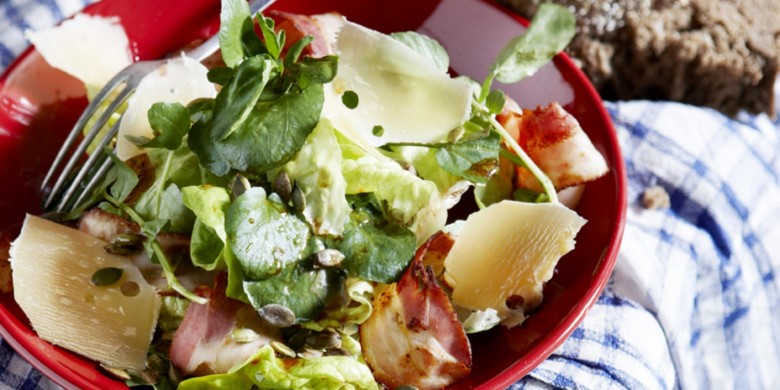 Salade van botersla, waterkers en overjarige boerenkaas
