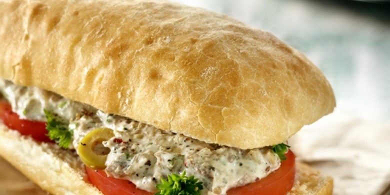 Sandwich met sardines, olijven en peterselie