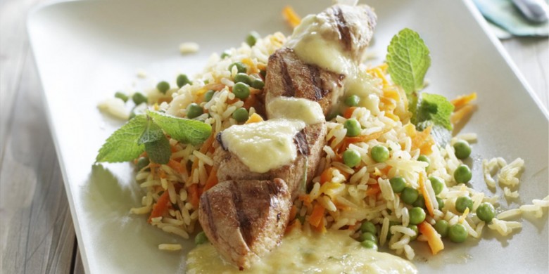 Saté met mango-muntsaus en gebakken rijst