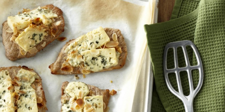 Schnitzel gegratineerd met blauwe kaas en amandelen