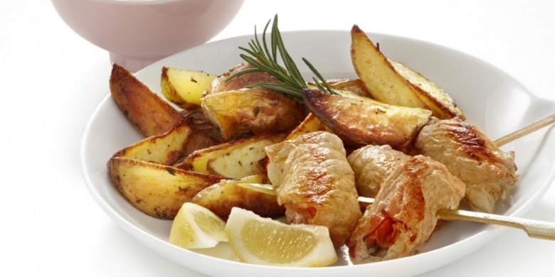 Schnitzelrolletjes met sla en ovenaardappels